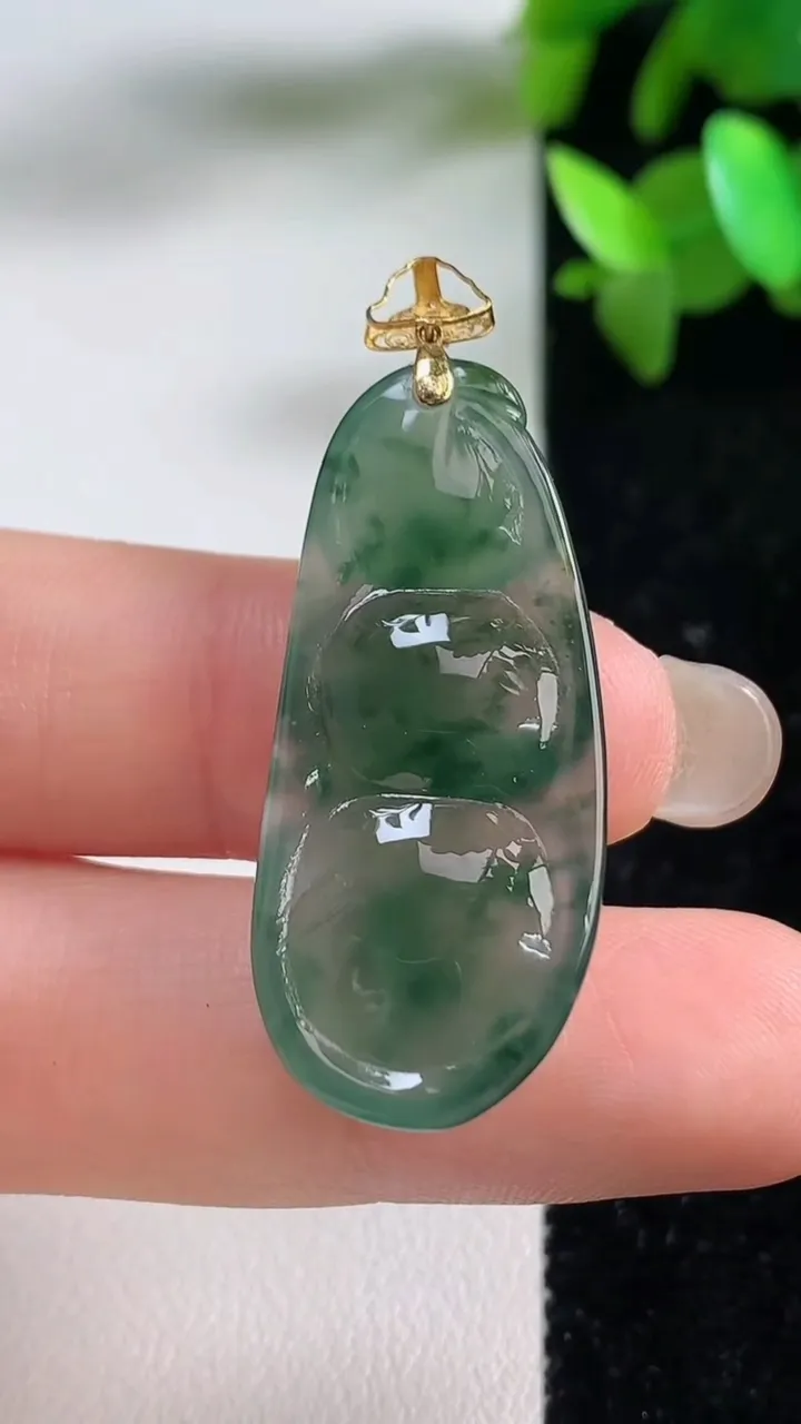 天然A货翡翠种飘花福豆吊坠，尺寸36.6-15.7-5，重量:5.24g
9月11日