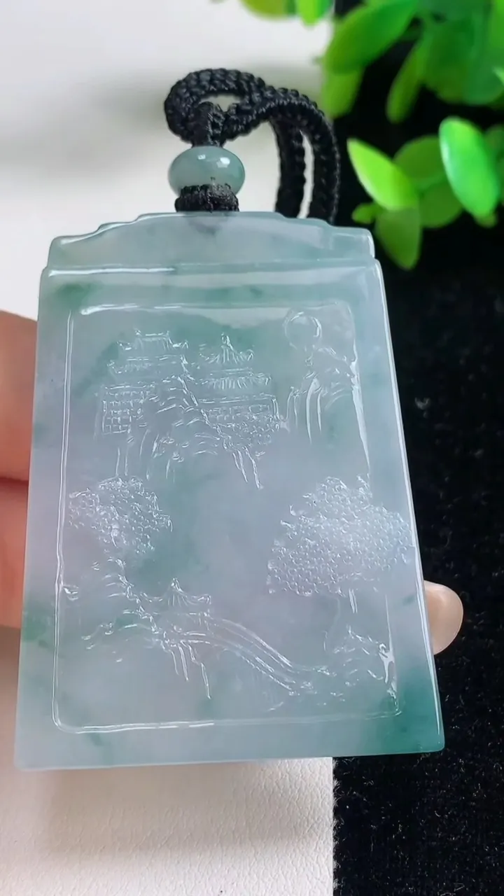 天然A货翡翠牌吊坠，尺寸53-37.8-4.8，重量:32.45g
9月11日