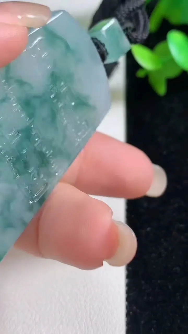 天然A货翡翠种飘花仿古无事牌吊坠，尺寸54-34-5.8，重量:35.56g
9月11日