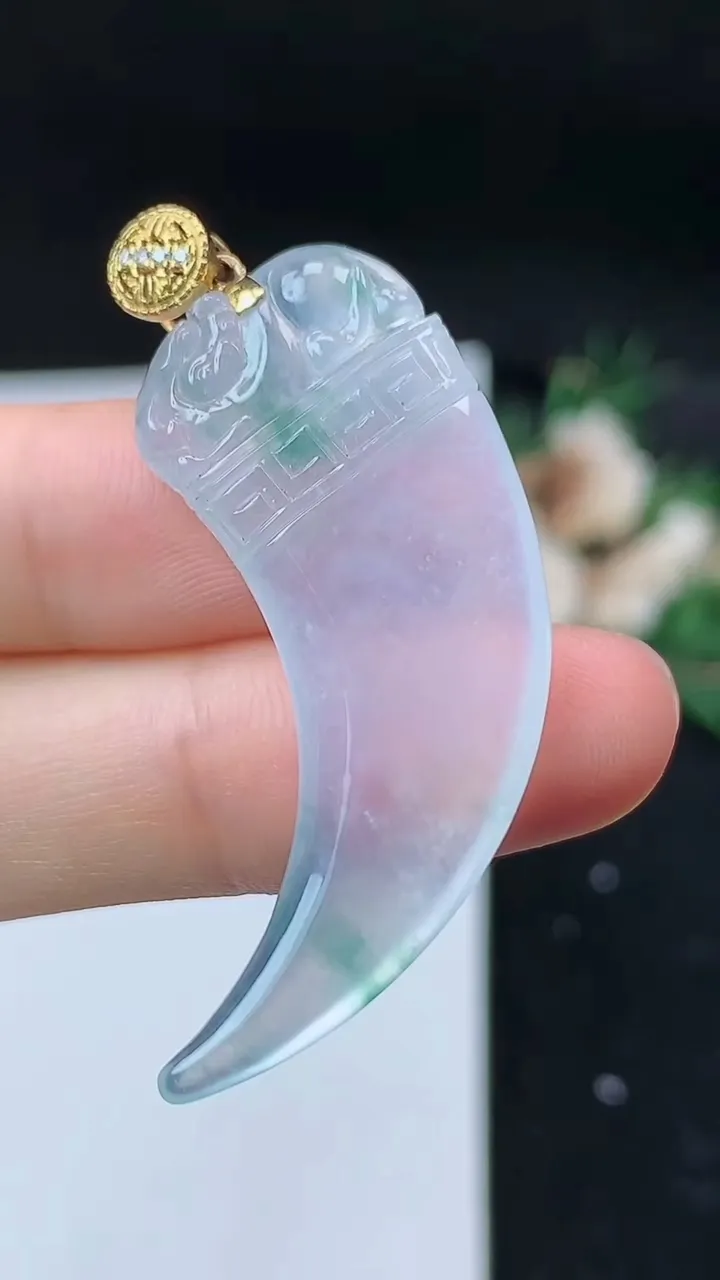 天然A货翡翠狼牙吊坠，尺寸43.4-15.2-5.6，重量:7.76g
9月11日