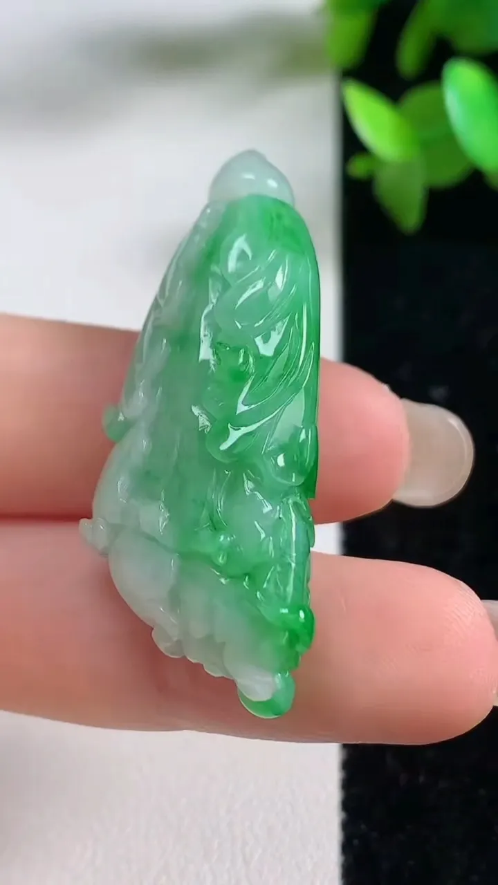 天然A货翡翠白菜吊坠，尺寸43.4-16.6-10，重量:12.90g
9月11日