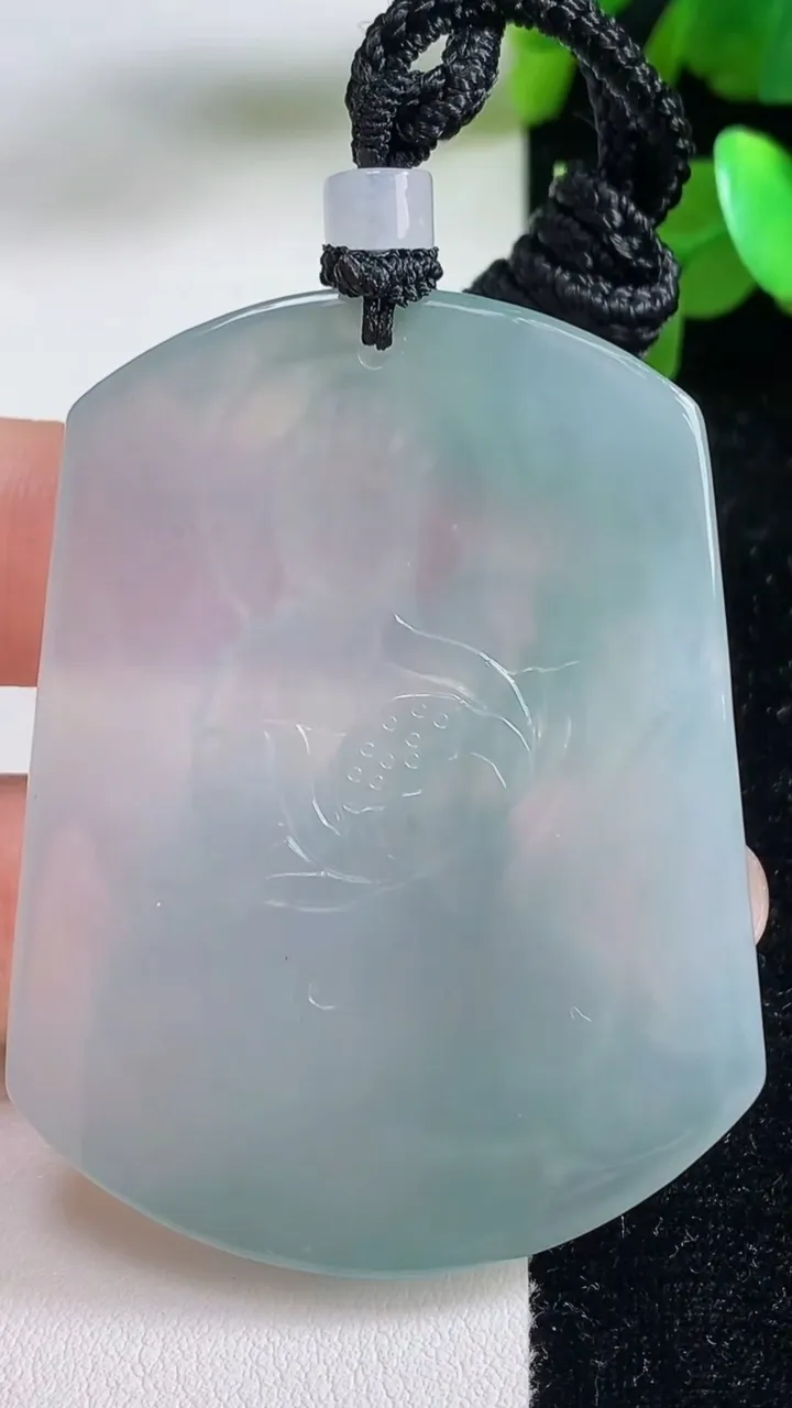 天然A货翡翠冰种飘花大势至观音菩萨吊坠，尺寸56.8-42.6-5.7，重量:32.50g
9月11日