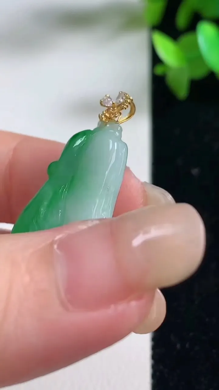 天然A货翡翠白菜吊坠，尺寸34-16.5-8.5，重量:8.07g
9月11日