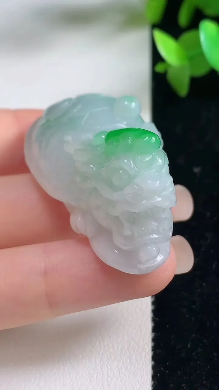 天然A货翡翠龙龟吊坠，尺寸47.3-28.8-18.5，重量:40.40g
9月11日