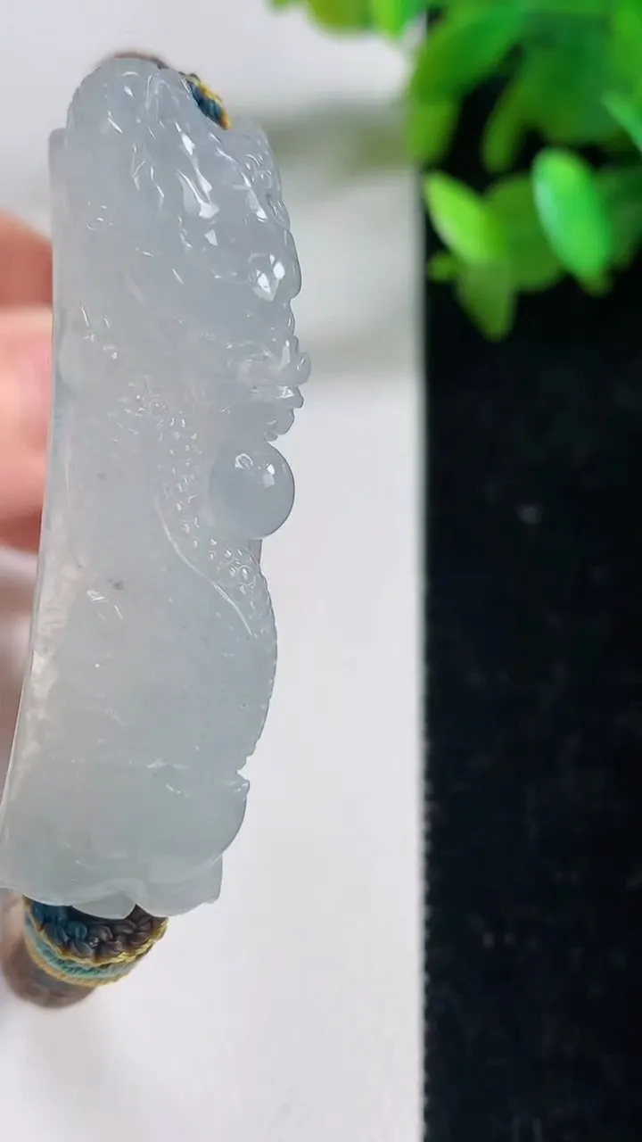 天然A货翡翠龙牌手绳，尺寸48-13-10，重量:22.17g
9月11日