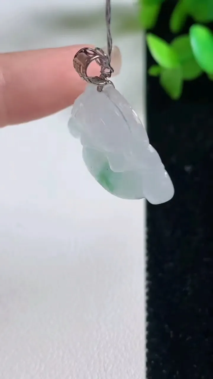 天然A货翡翠种飘花佛公吊坠，尺寸22.4-25.8-6，重量:5.62g
9月11日
