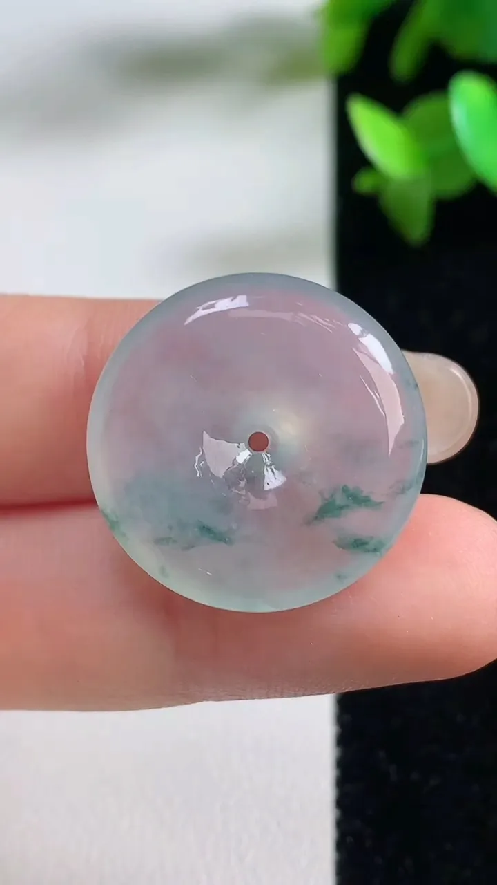 天然A货翡翠冰种飘花平安扣吊坠，尺寸22.8-4.5，重量:6.48g
9月11日