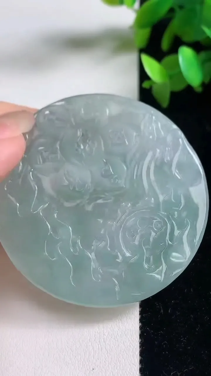 天然A货翡翠大势至观音菩萨吊坠，尺寸54.5-5，重量:30.30g
9月11日