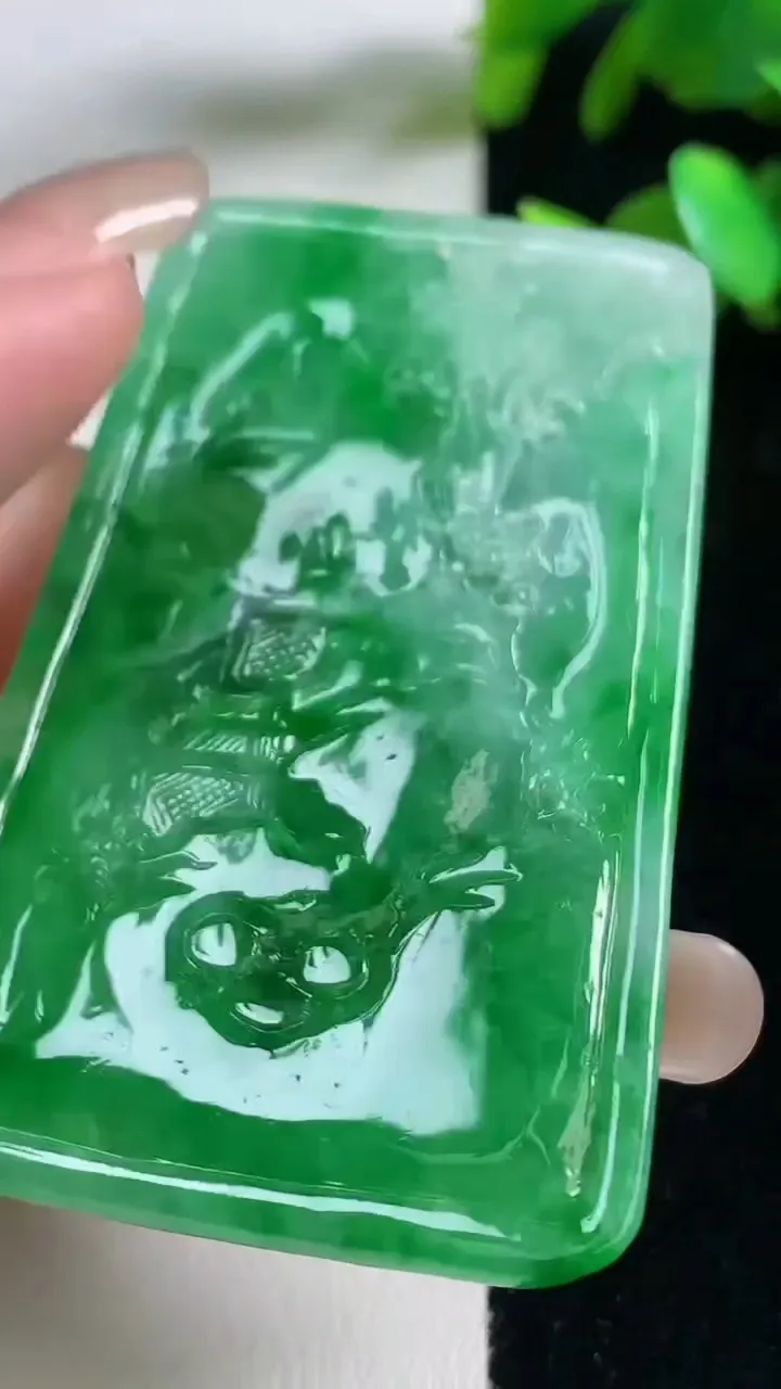 天然A货翡翠山水牌吊坠，尺寸63.4-37.5-5.6，重量:28.17g
9月11日
