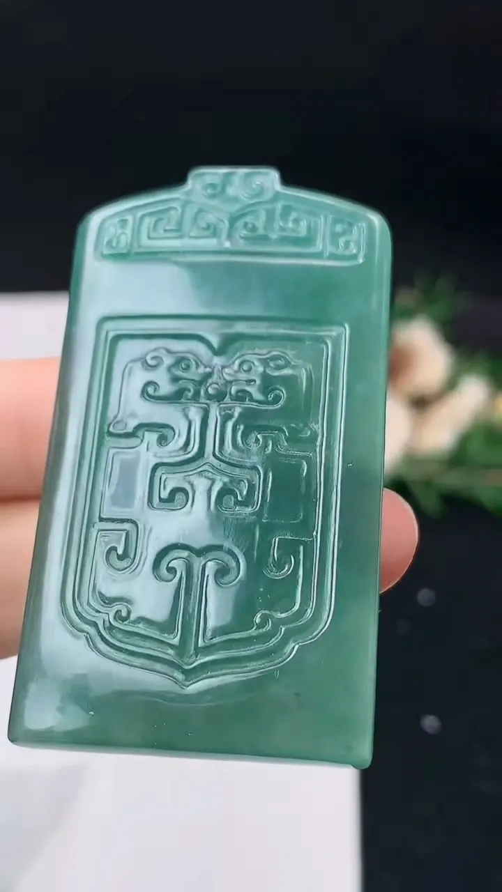 天然A货翡翠蓝水仿古无事牌吊坠，尺寸55.7-31-4.9，重量:23.69g
9月11日