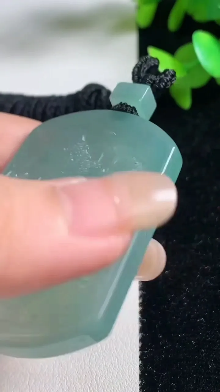 天然A货翡翠山水牌吊坠，尺寸51-37.3-5.3，重量:31.64g
9月11日