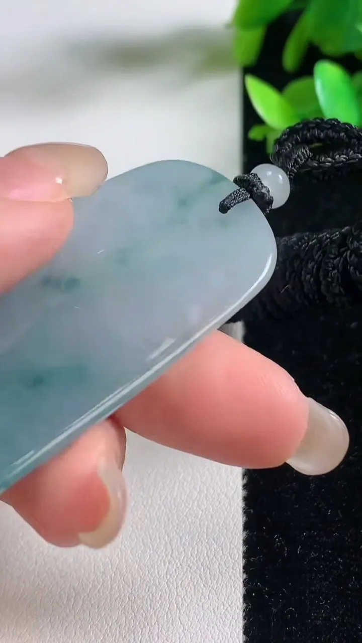 天然A货翡翠冰种飘花观音菩萨吊坠，尺寸58.8-26.2-5.2，重量:22.44g
9月11日