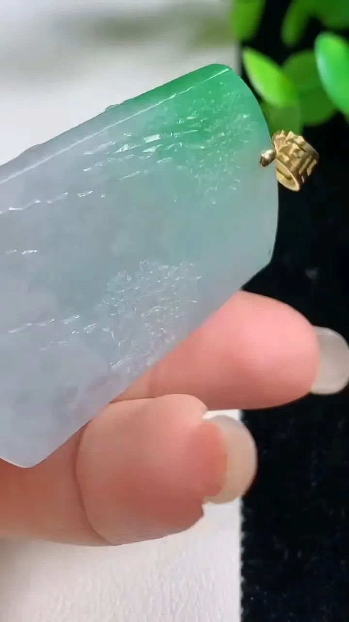 天然A货翡翠山水牌吊坠，尺寸44.3-30.6-5.8，重量:20.68g
9月11日