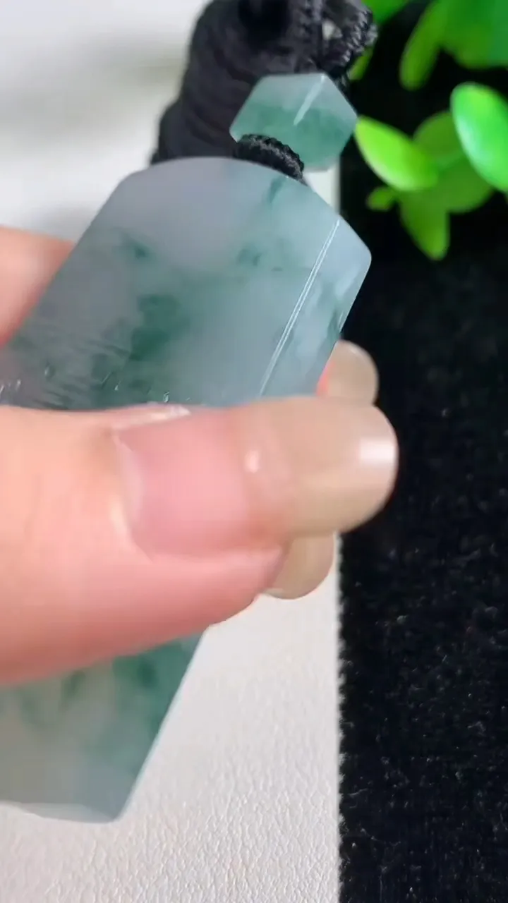 天然A货翡翠种飘花仿古无事牌吊坠，尺寸54-34-5.8，重量:35.56g
9月11日