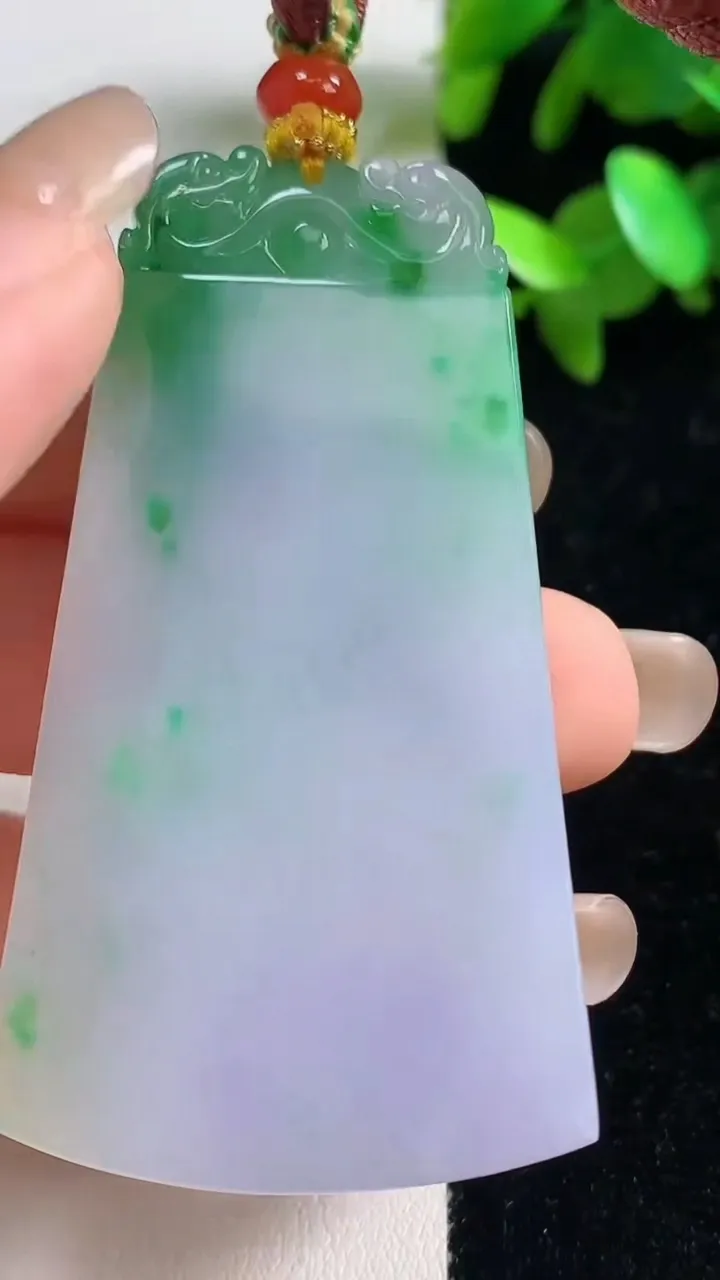 天然A货翡翠仿古无事牌吊坠，尺寸62.5-33.3-6.2，重量:41.20g
9月11日