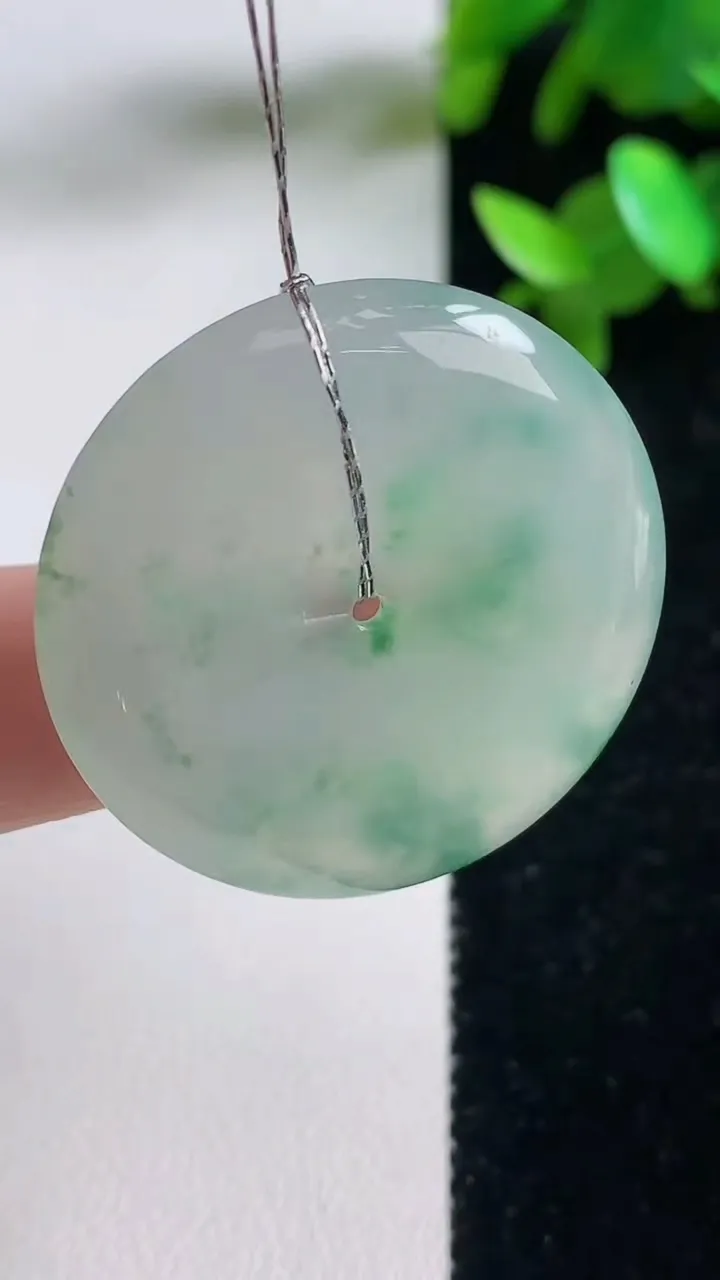 天然A货翡翠种飘花平安扣吊坠，尺寸33-5.6，重量:13.37g
9月11日