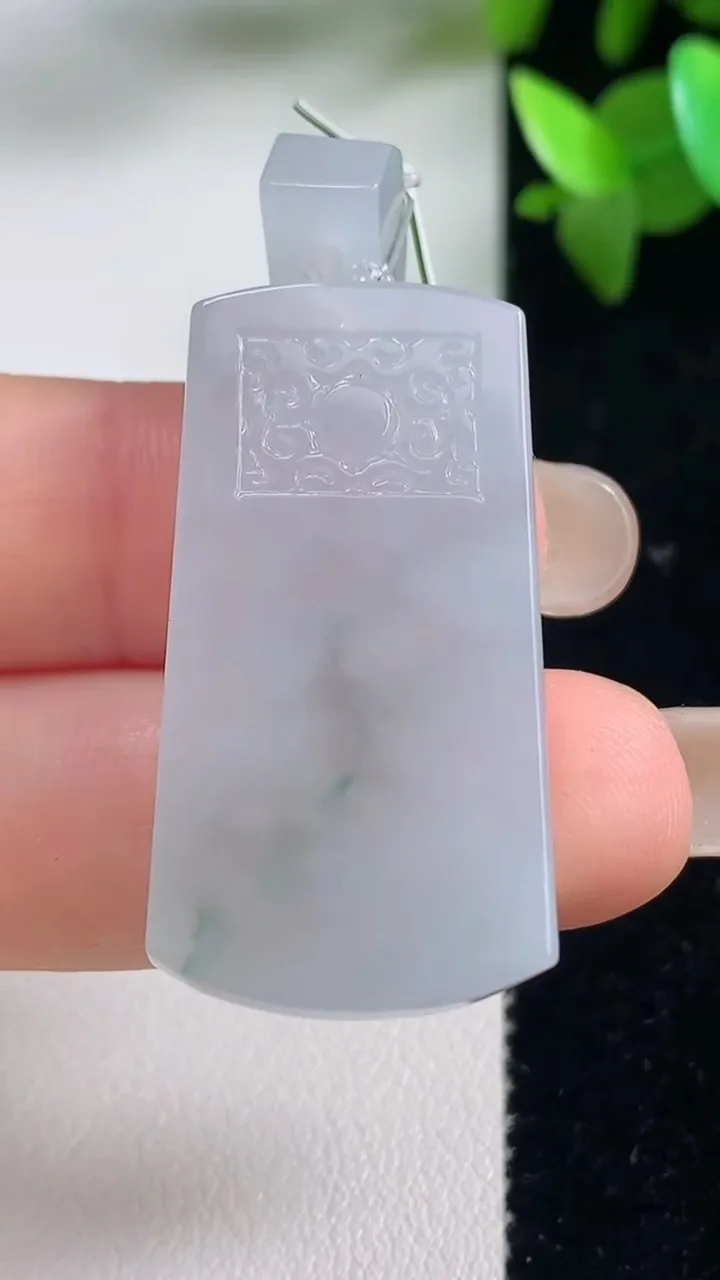 天然A货翡翠冰种飘花仿古无事牌吊坠，尺寸35.5-18.8-5.7，重量:13.25g
9月11日