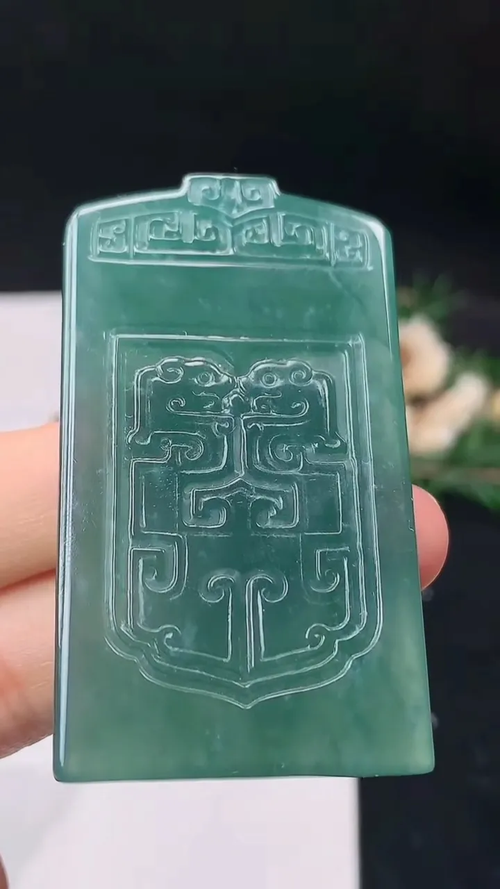 天然A货翡翠蓝水仿古无事牌吊坠，尺寸55.7-31-4.9，重量:23.69g
9月11日