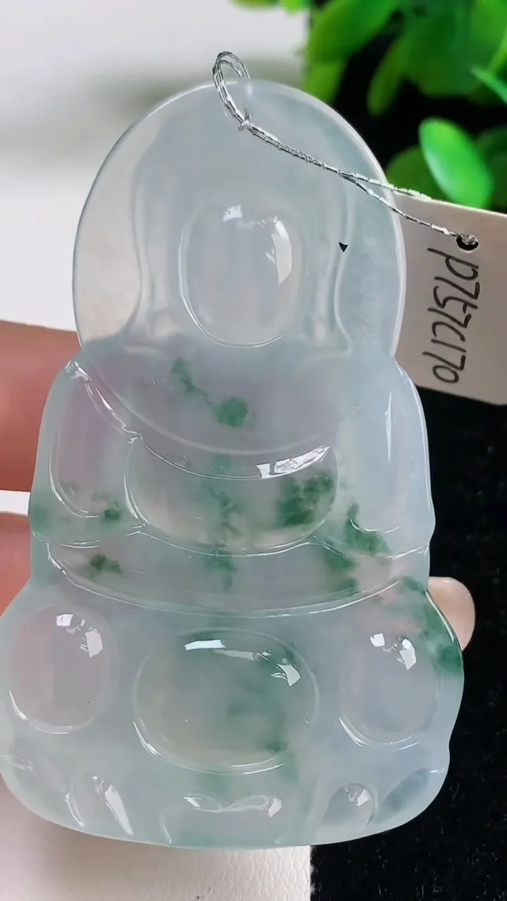 天然A货翡翠种飘花观音菩萨吊坠，尺寸68-41.4-5.4，重量:29.54g
9月11日