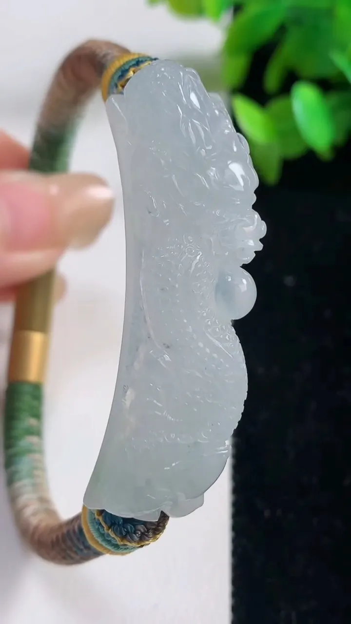 天然A货翡翠龙牌手绳，尺寸48-13-10，重量:22.17g
9月11日