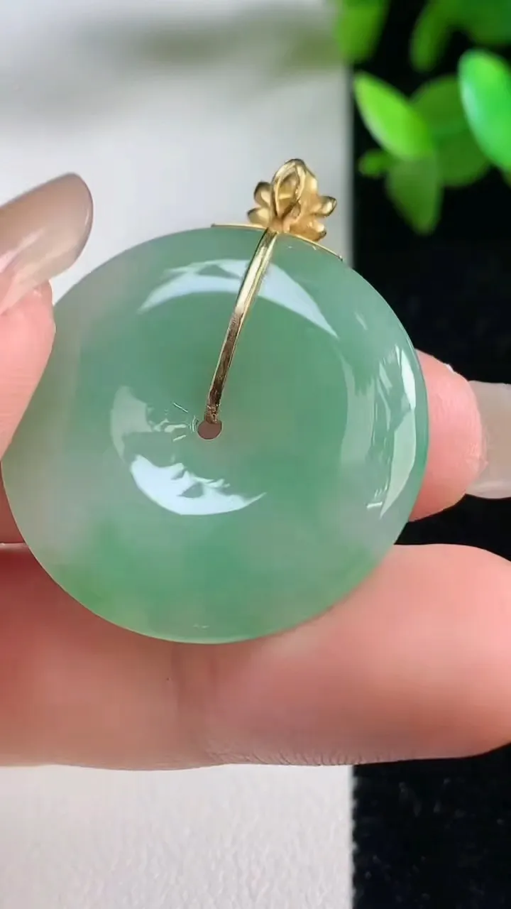 天然A货翡翠平安扣吊坠，尺寸28.8-4.7，重量:9.36g
9月11日