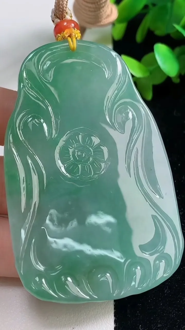 天然A货翡翠虚空藏观音菩萨吊坠，尺寸70-45.5-7.8，重量:63.65g
9月11日