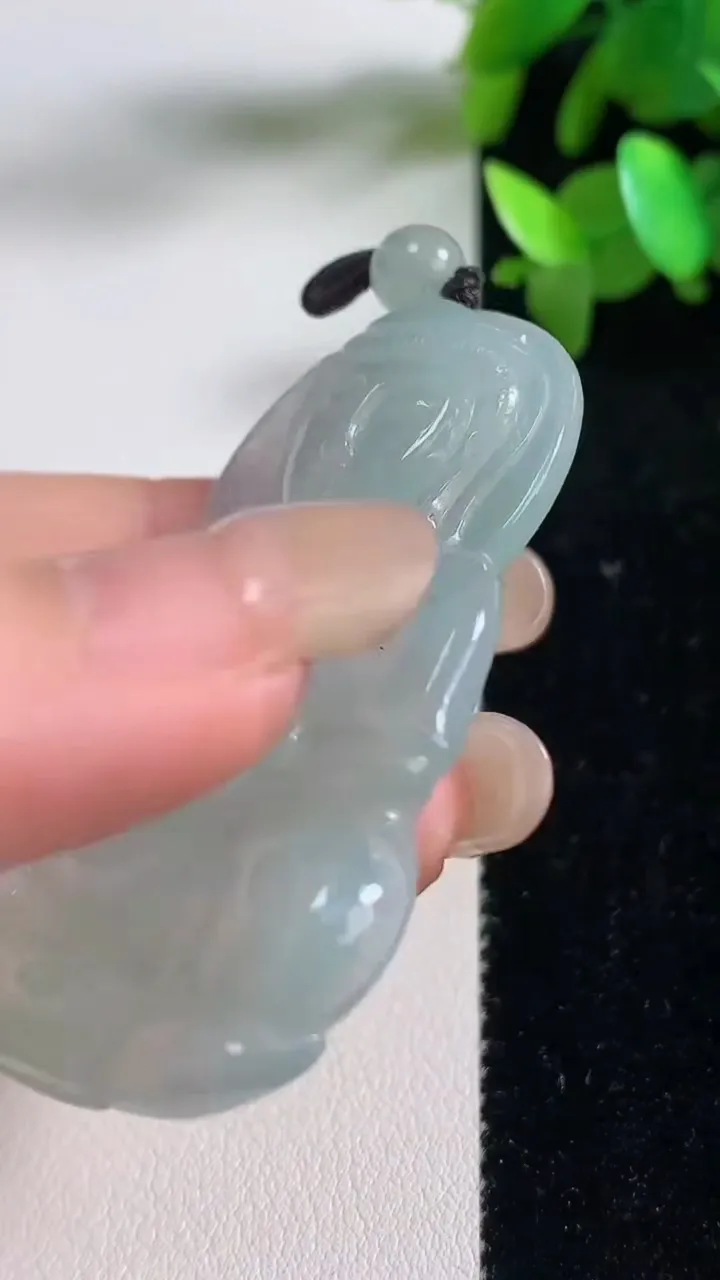 天然A货翡翠观音菩萨吊坠，尺寸55.5-39.8-5.4，重量:20.31g
9月11日