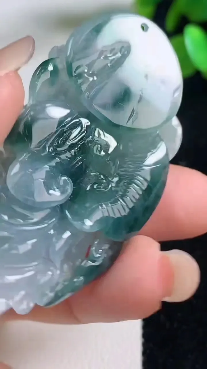 天然A货翡翠冰种飘花凤凰吊坠，尺寸57.7-29.3-10.4，重量:24.14g
9月11日