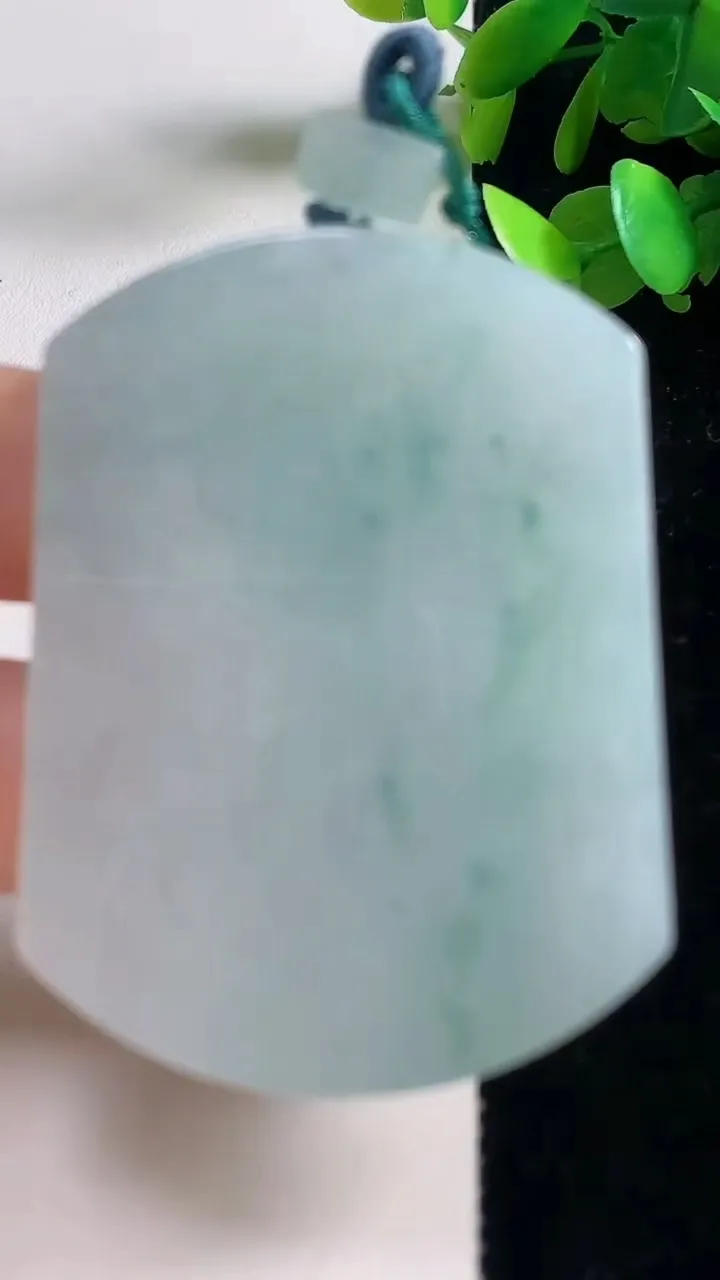 天然A货翡翠冰种飘花无事牌吊坠，尺寸54-40.3-5.5，重量:40.00g
9月11日