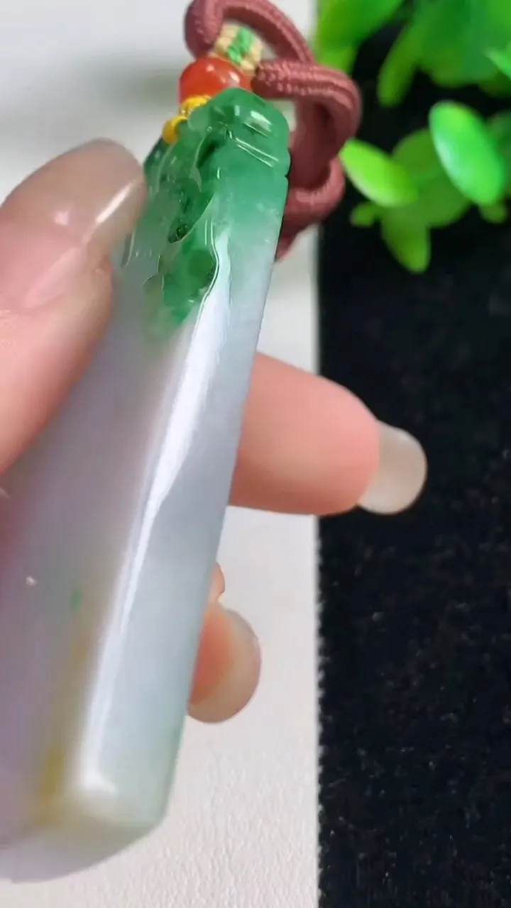 天然A货翡翠仿古无事牌吊坠，尺寸62.5-33.3-6.2，重量:41.20g
9月11日