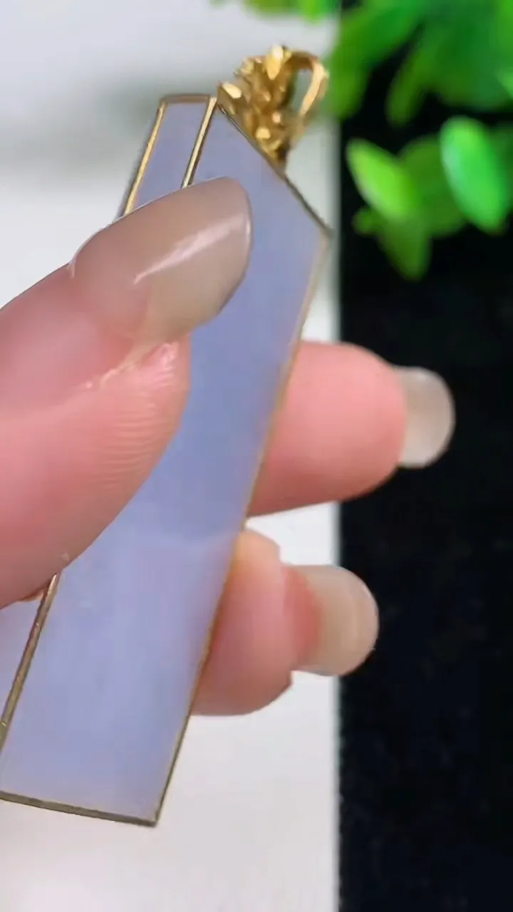 天然A货翡翠18k金紫罗兰无事牌吊坠，尺寸46.6-19-5.5，重量:17.18g
9月11日