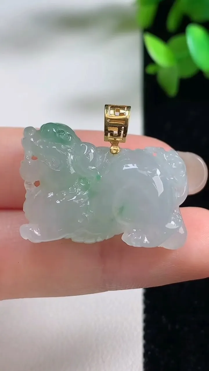 天然A货翡翠貔貅吊坠，尺寸20.5-28.7-9.3，重量:10.22g
9月11日