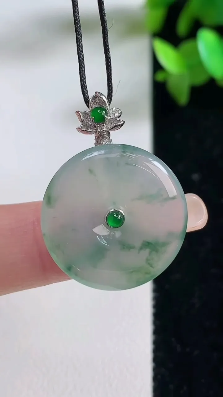 天然A货翡翠种飘花平安扣吊坠，尺寸22-3.6，重量:4.56g
9月11日