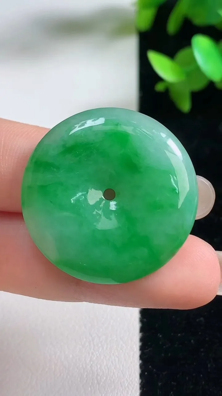天然A货翡翠平安扣吊坠，尺寸29.6-5，重量:9.56g
9月11日