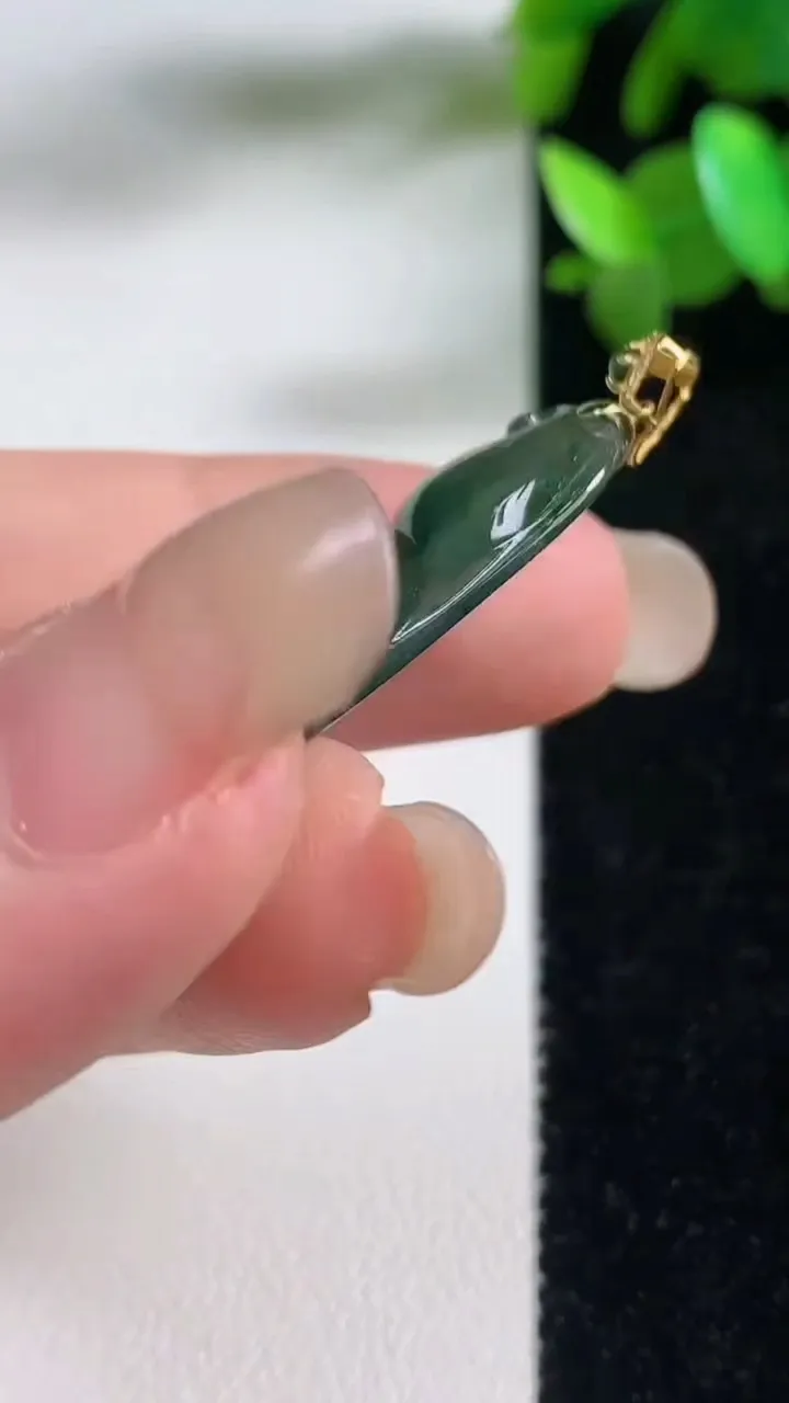 天然A货翡翠种飘花福豆吊坠，尺寸36.6-15.7-5，重量:5.24g
9月11日