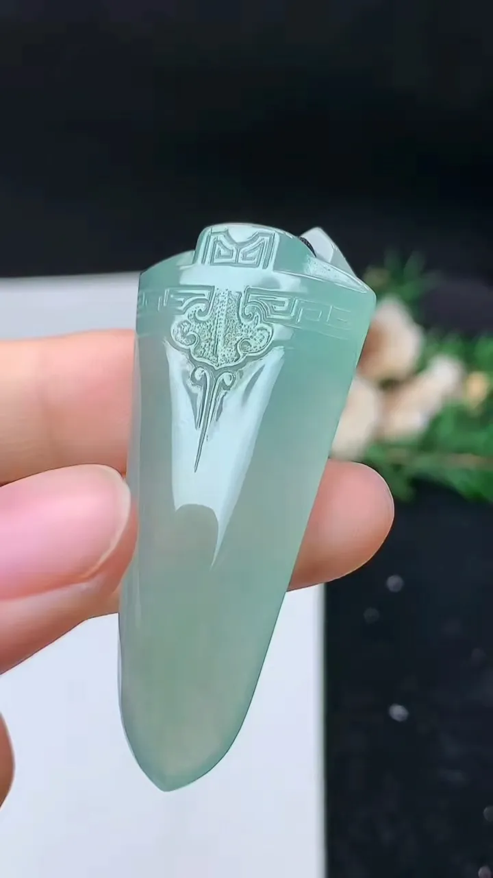 天然A货翡翠仿古无事牌吊坠，尺寸50.2-23.4-6.6，重量:15.57g
9月11日