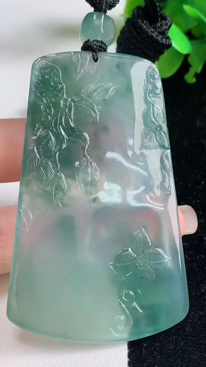 天然A货翡翠种飘花阿尼陀佛吊坠，尺寸68.8-41.8-5.4，重量:39.35g
9月11日