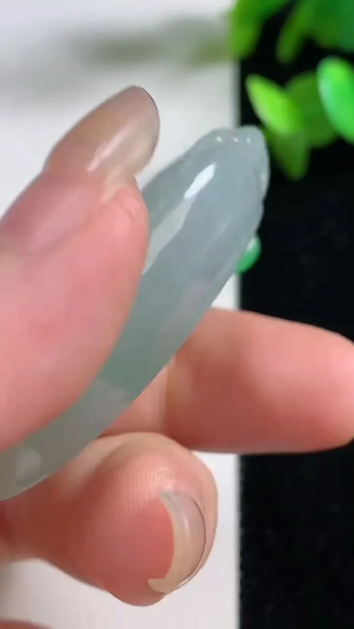 天然A货翡翠福瓜吊坠，尺寸48.6-24-13，重量:22.02g
9月11日