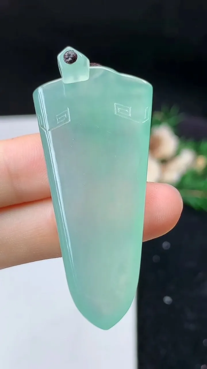 天然A货翡翠仿古无事牌吊坠，尺寸50.2-23.4-6.6，重量:15.57g
9月11日