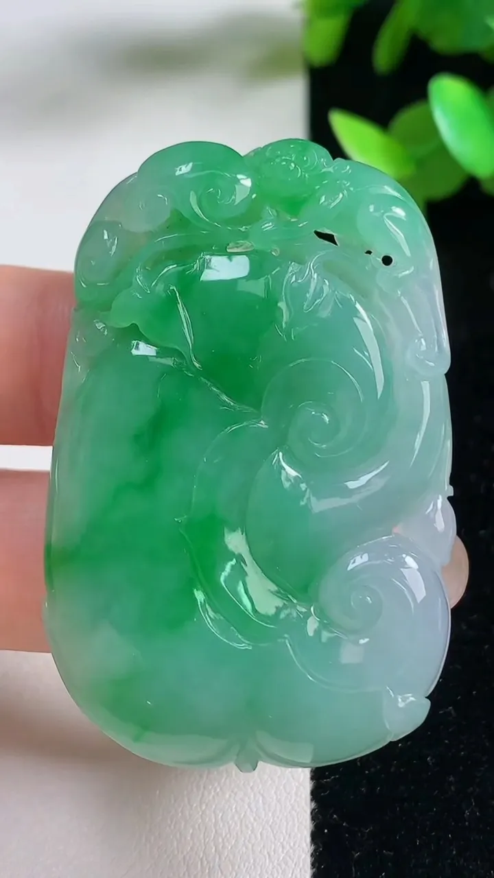 天然A货翡翠如意吊坠，尺寸50.4-34-7，重量:26.36g
9月11日