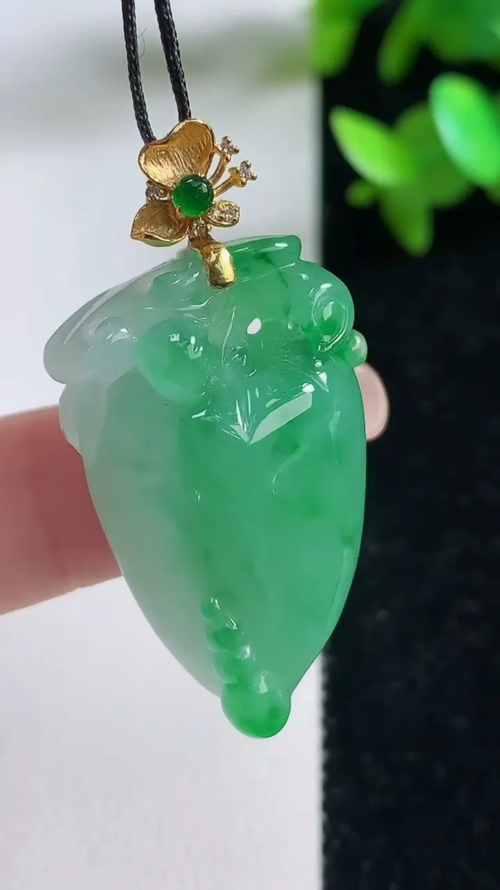 天然A货翡翠福瓜吊坠，尺寸31.6-18.8-11.7，重量:12.14g
9月11日