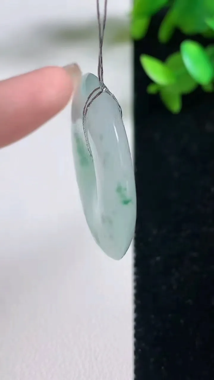 天然A货翡翠种飘花平安扣吊坠，尺寸33-5.6，重量:13.37g
9月11日