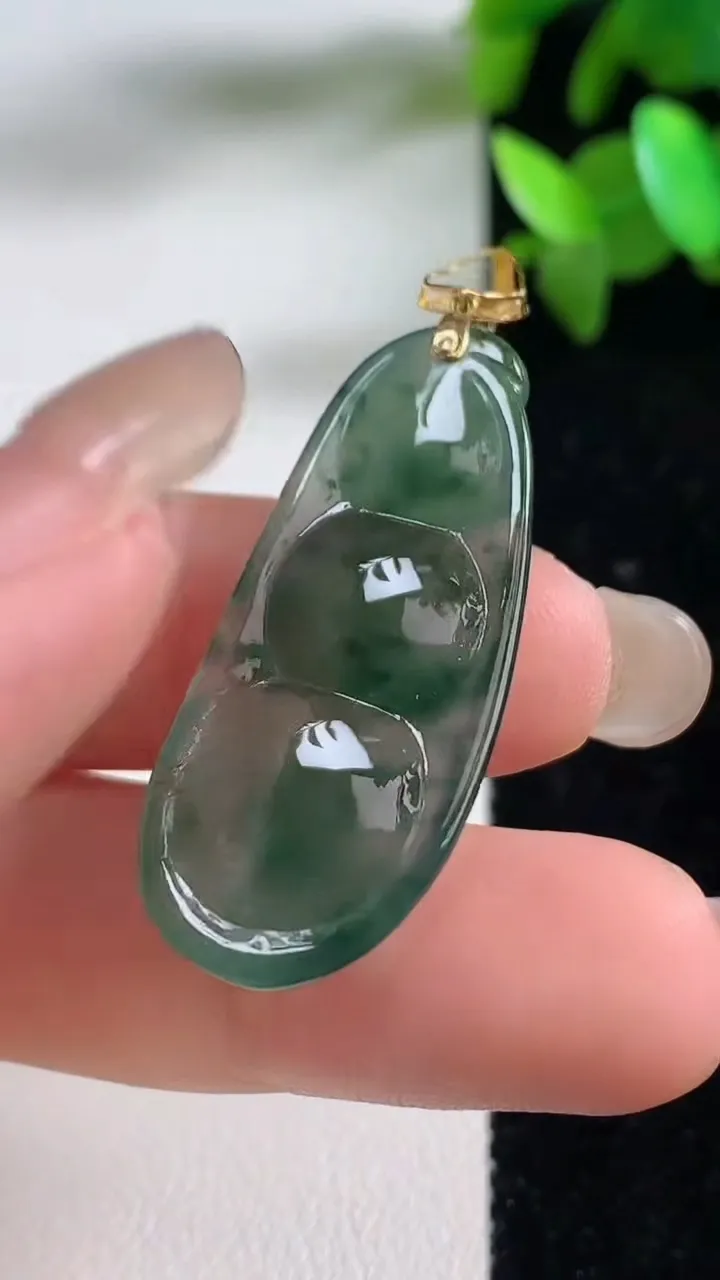 天然A货翡翠种飘花福豆吊坠，尺寸36.6-15.7-5，重量:5.24g
9月11日