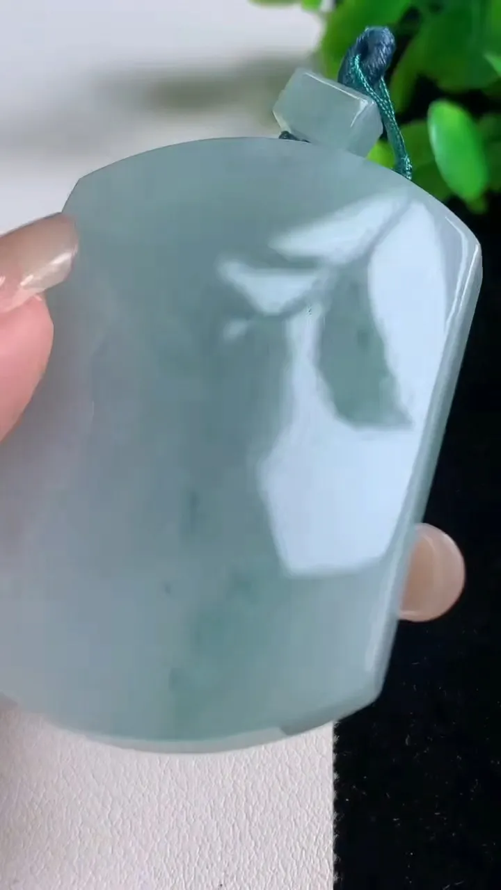 天然A货翡翠冰种飘花无事牌吊坠，尺寸54-40.3-5.5，重量:40.00g
9月11日