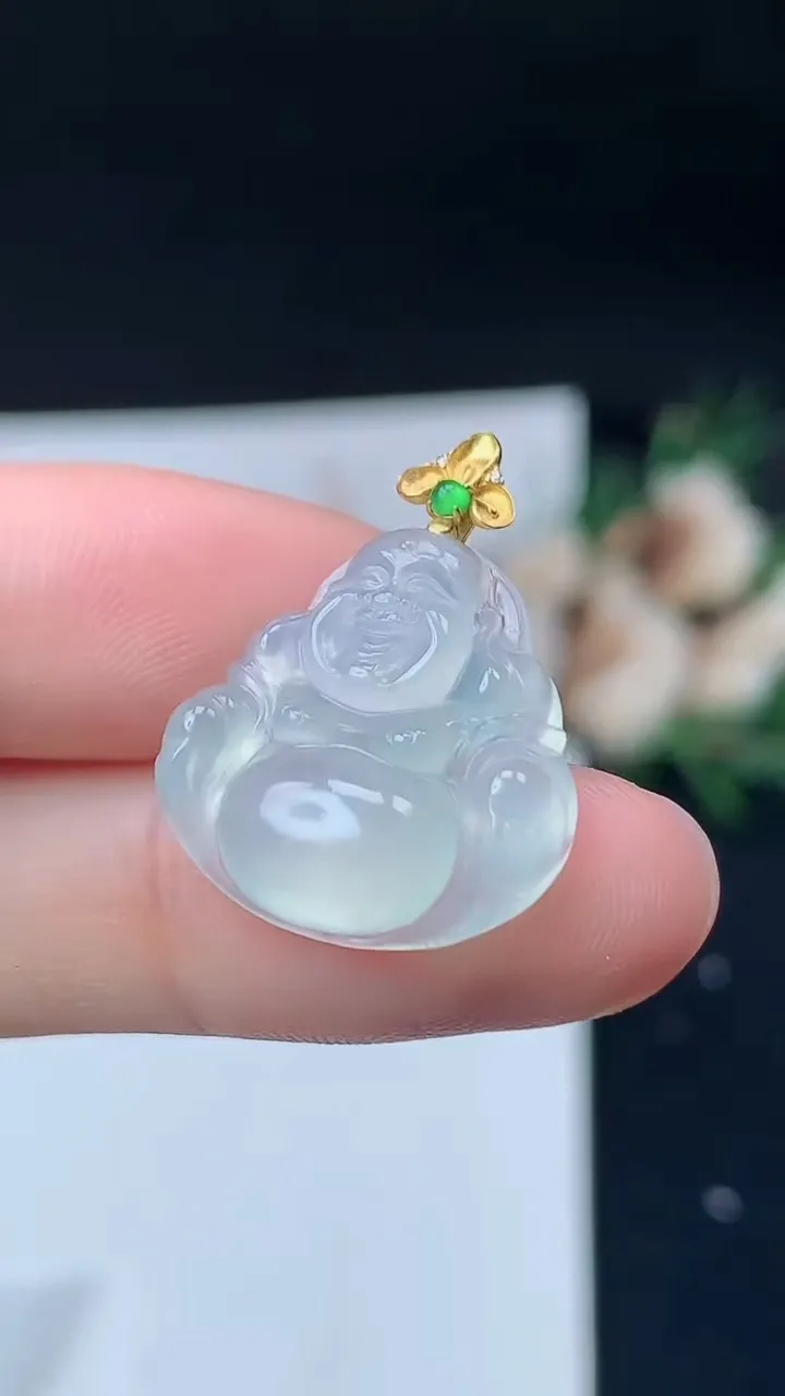 天然A货翡翠白冰佛公吊坠，尺寸18.2-19.2-5.5，重量:3.10g
9月11日
