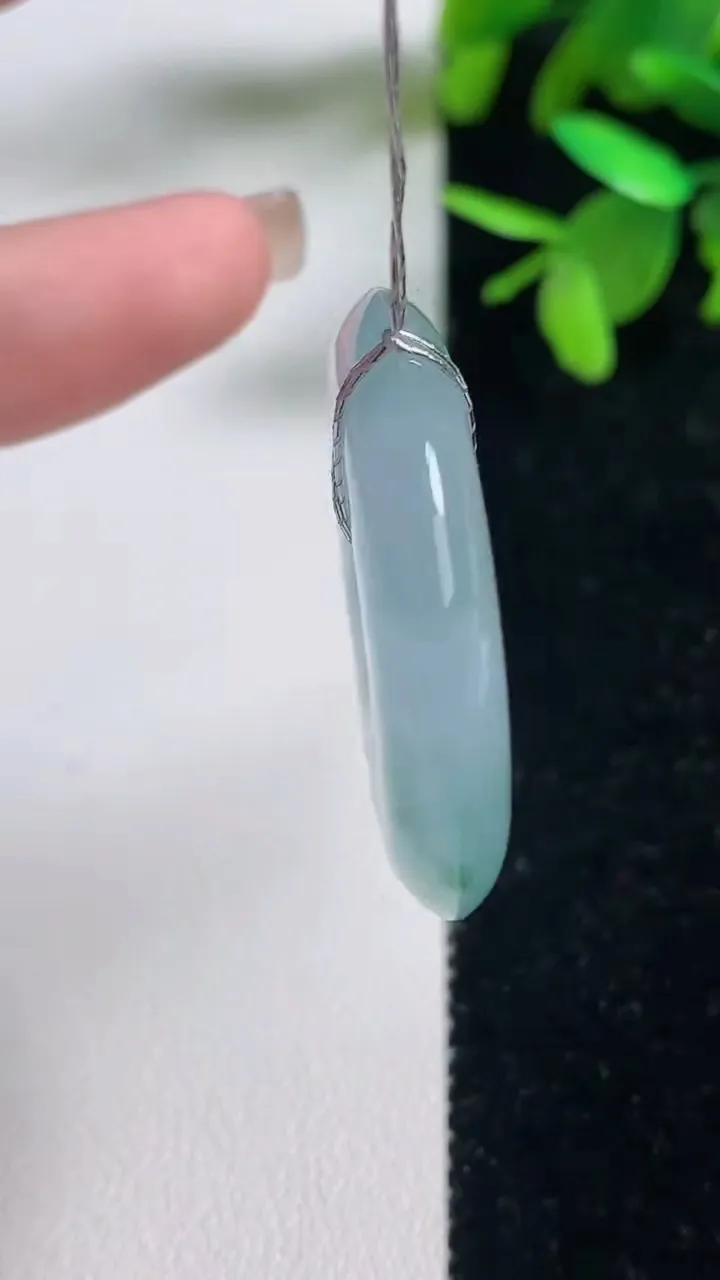 天然A货翡翠种飘花平安扣吊坠，尺寸33.6-6，重量:15.65g
9月11日