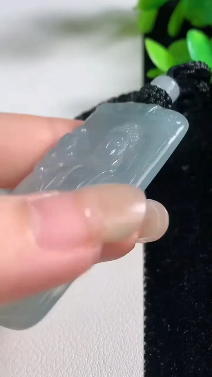 天然A货翡翠大日如来吊坠，尺寸54-33.5-5.2，重量:25.14g
9月11日