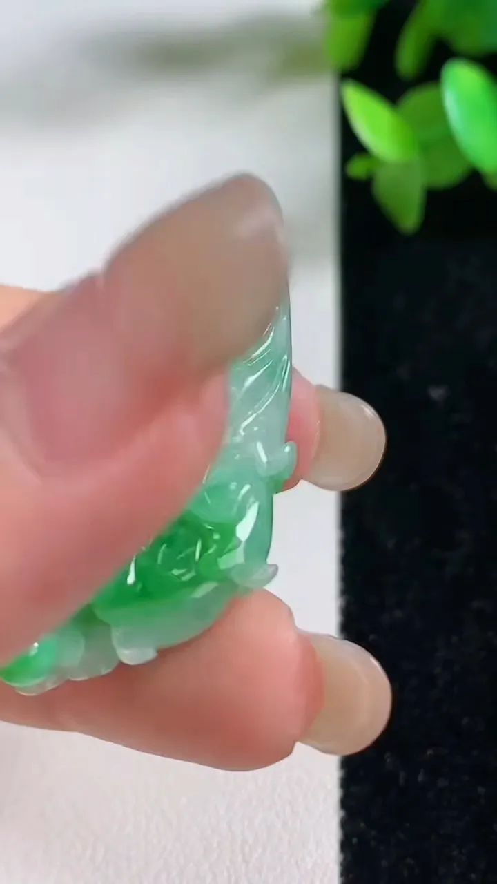 天然A货翡翠白菜吊坠，尺寸43.4-16.6-10，重量:12.90g
9月11日