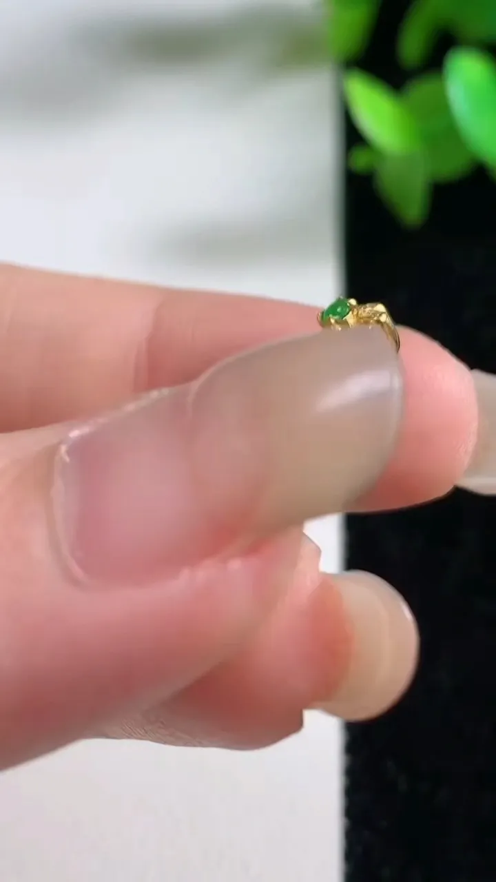 天然A货翡翠平安扣吊坠，尺寸20.8-3.7，重量:4.69g
9月11日