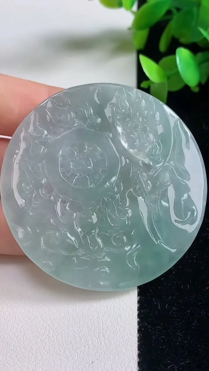 天然A货翡翠大势至观音菩萨吊坠，尺寸55-4.8，重量:30.80g
9月11日